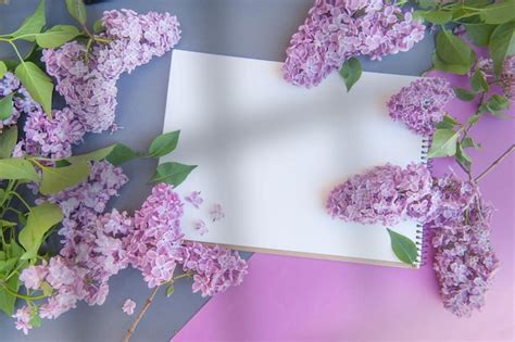 Maqueta de lista de cuaderno vacío con flores lilas y sombra Foto Premium