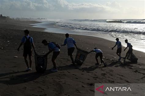 Peringatan Hari Bersih Bersih Sedunia Di Pantai Padang Galak Antara News