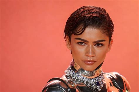 Duna Parte Dos Zendaya Causa Furor Con Traje De Gala Y Desata Memes En