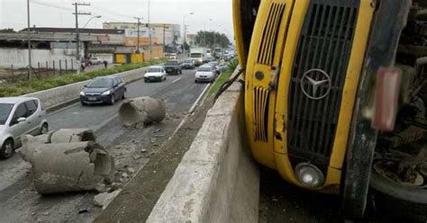 G1 Carreta tomba em viaduto da BR 101 em Carapina na Grande Vitória