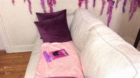 Nerdy All Natural Girl Next Door Masturbating With Thrusting Dildo While Reading WMV Sally