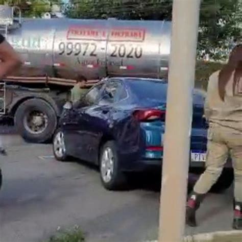 VÍDEO caminhão pipa colide em muro após ser atingido por carro em São