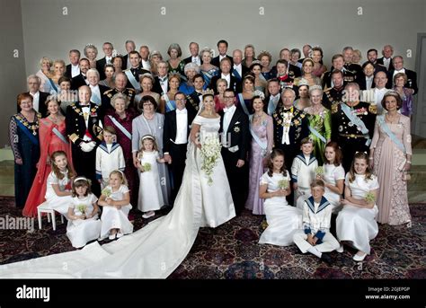 Ein Familienfoto mit Ehrengästen aufgenommen im Königspalast in