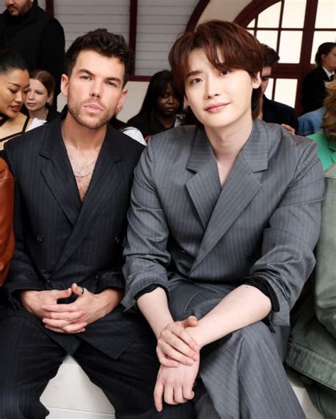 Potret Lee Jong Suk Dan Luke Newton Bridgerton Di Loewe