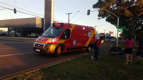 Mulher fica ferida após forte colisão entre moto e carro na Avenida