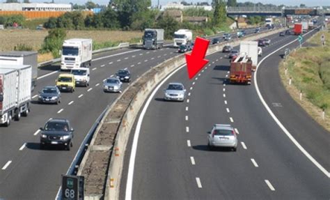 Paura In Autostrada Auto Fa Inversione E Viaggia Contromano