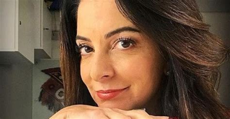 Aos 54 anos Ana Paula Padrão surge em clique raro de biquíni e encanta