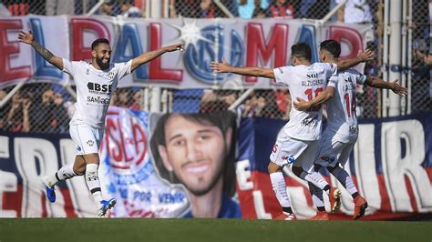 Central Córdoba goleó a San Lorenzo y lo alejó de la punta