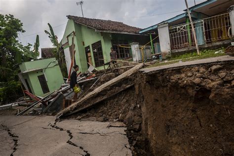 Dampak Bencana Pergerakan Tanah Di Lebak Republika Online