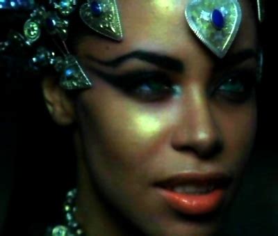 Aaliyah on the set of the movie "Queen of the Damned " - Aaliyah Photo (19394391) - Fanpop