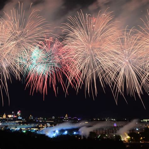 Feu d'artifice à Moscou à l'occasion du Jour de la Victoire - vidéo