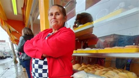 Doña Olga vende quesos en Salamanca para alimentar a su familia de 10