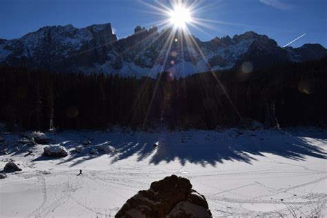 Il Lago Di Carezza In Inverno Un Mondo Di Ghiaccio E Neve