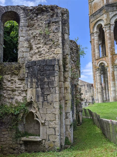 Abbaye Saint Sauveur De Charroux Vienne Carnet De Juliette