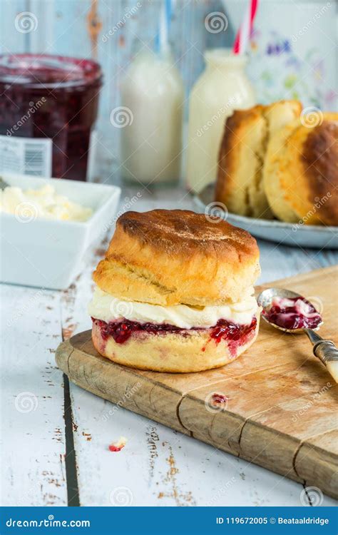 Scones Con La Mermelada De Fresa Y La Crema Coagulada Imagen De Archivo