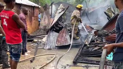 Familia Queda A La Intemperie Tras Incendio Consumir Su Hogar