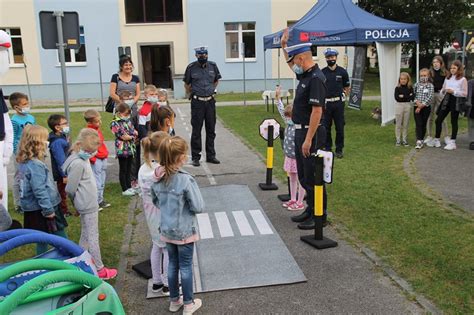 Pokaz Bezpiecznego Poruszania Si Po Przej Ciu Dla Pieszych Zesp