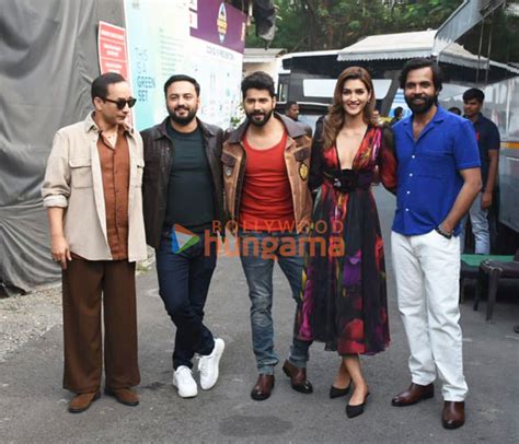 Photos Varun Dhawan Kriti Sanon Deepak Dobriyal Abhishek Banerjee