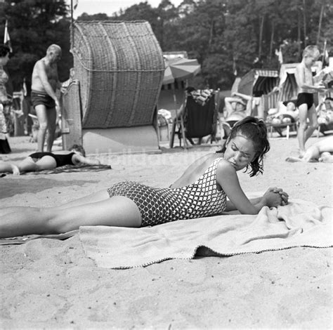 Berlin K Penick Eine Frau Liegt Auf Einem Handtuch Im Strandbad