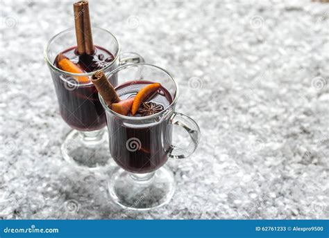 Gläser Glühwein im Schnee stockbild Bild von weihnachten 62761233