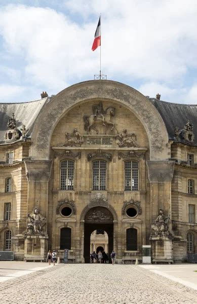 Entrada Principal Monumental Del Hotel Des Invalides Con Puerta De