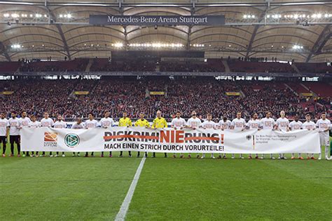 Fußballverbände Zeigen Diskriminierung Die Rote Karte