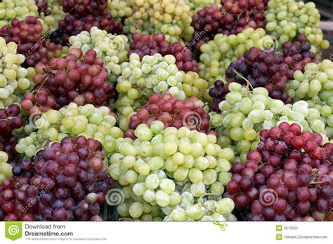 Uvas Verdes Y Rojas En El Mercado Imagen De Archivo Imagen De