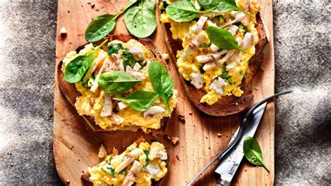 Tartines aux œufs brouillés champignons de Paris et épinards facile et