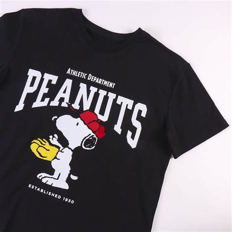 Snoopy | Kleidung und Accessoires für Merch-Fans