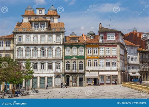 Casas Coloridas En El Centro Hist Rico De Guimaraes Fotograf A