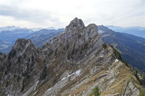 Blick nach Süden zu den drei Gipfeln des Corbé Fotos hikr org