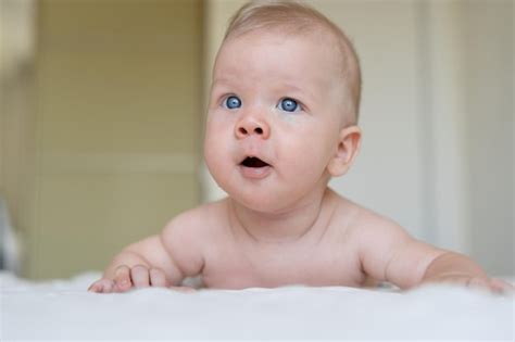 Retrato De Um Beb De Meses Deitado Na Cama Sorrindo Beb