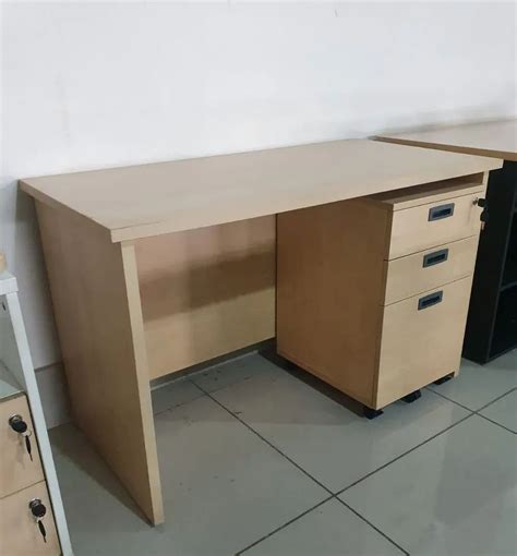 Engineered Wood Rectangular Wooden Office Tables With Storage At