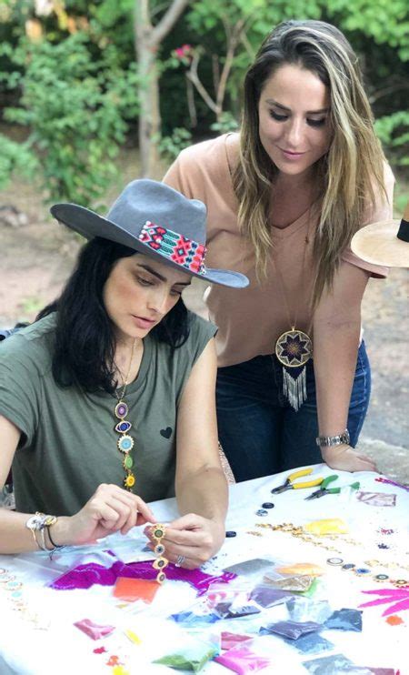 Morena Coraz N Y Aislinn Derbez Lanzaron Joyer A Inspirada En Los