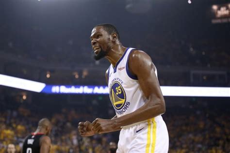 Kevin Durant não exerce opção de contrato e se torna agente livre