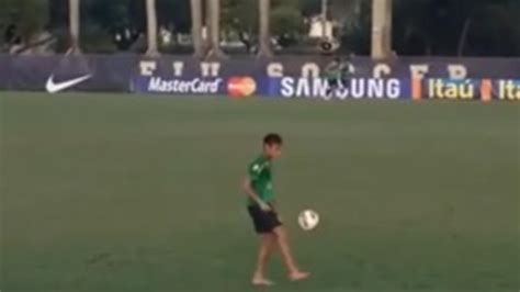 Le Buzz Neymar Jongle Pieds Nus Vid O Omnisport Eurosport