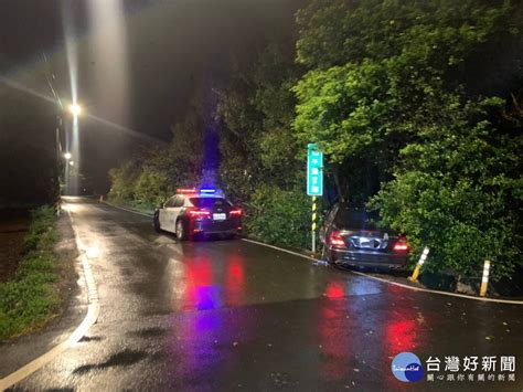 男遭通緝拒檢開車逃逸 天雨打滑自撞樹叢狼狽落網