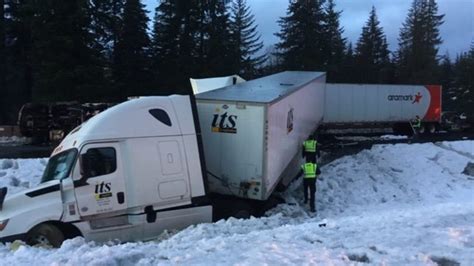 1 Dead Amid Crashes On Icy Snoqualmie Pass Westbound I 90 Reopens Komo