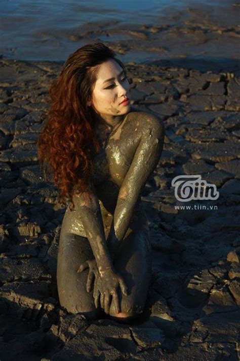 Hot girl 9x nude độc bằng màn tắm bùn khoe dáng táo bạo