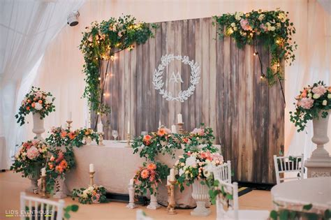 Decoración Original De Un Salón De Bodas Con Flores En 2020