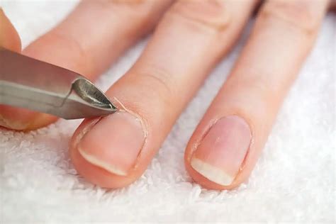 Ongles naturels comment ne pas les abîmer en enlevant les faux ongles