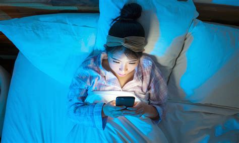Phones don't ruin sleep, but they're not bedtime buddies either - Earth.com