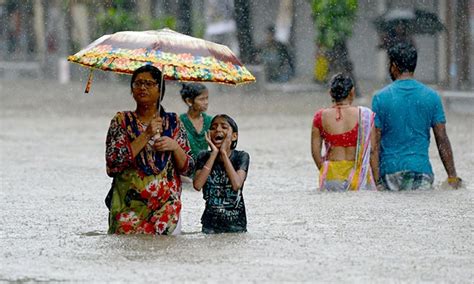 Heavy Rain Flooding Paralyse Mumbai World Dawncom