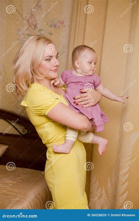 Mamma Och Dotter Fotografering För Bildbyråer Bild Av Färg 36028835