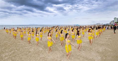 Trình diễn flashmob bikini ở biển Đà Nẵng