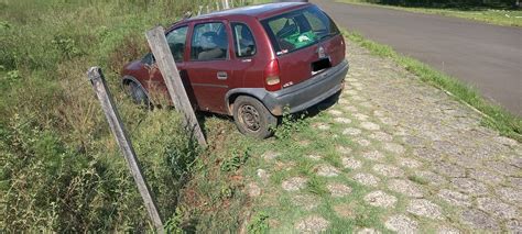 Motorista Perde Controle Da Dire O E Colide Contra Cerca