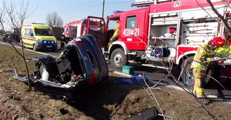 Groźny wypadek w Sierakowie Trzy osoby poszkodowane AKTUALIZACJA