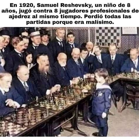 En 1920 Samuel Reshevsky un niño de 8 años jugó contra 8 jugadores