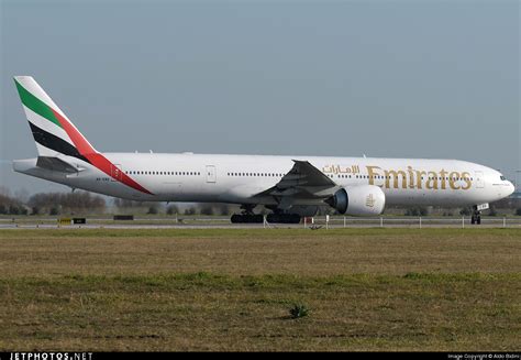 File:Boeing 777-31HER, Emirates JP7311030.jpg - Wikimedia Commons