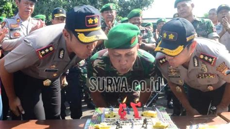 Makna Tumpeng Dan Kue Tart Untuk Rayakan Hut Tni Ke Di Pasuruan